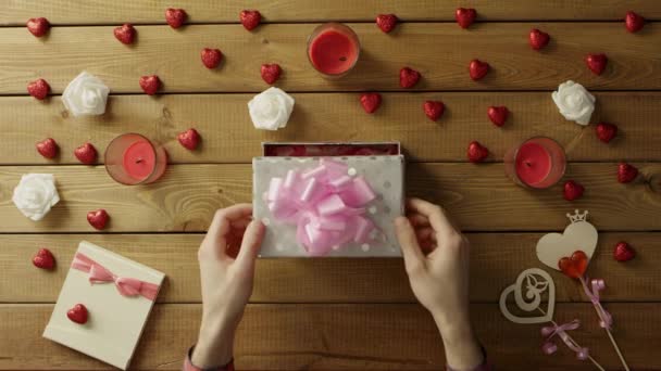 Manusia mendapat jantung manusia plastik sebagai hadiah liburan aneh dari temannya, pandangan atas — Stok Video