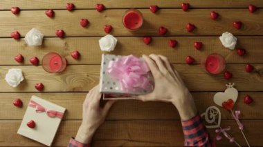 Genç adamın etiket üzgün smiley ile tatil hediyesi, üst görüntüleme biçimi alır