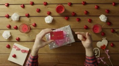 Genç adam kredi kartı hediye kutusu Mevcut, en iyi görünüm olarak koyar