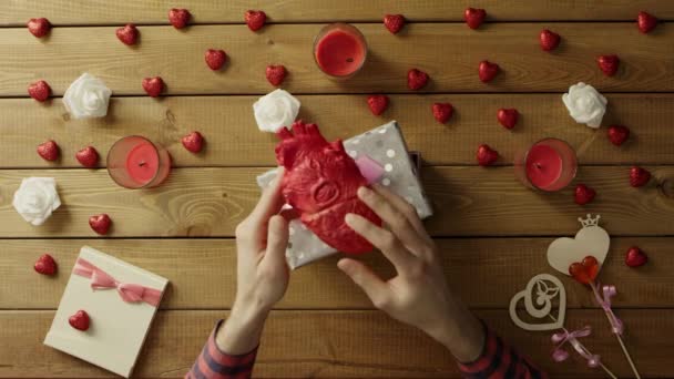 Giovane uomo ottiene cuore umano di plastica come regalo di festa raccapricciante, vista dall'alto — Video Stock