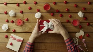 Genç adamın kredi kartı mevcut, üst görüntüleme biçimi alır.