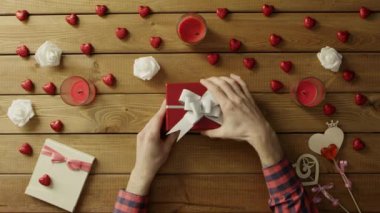 Zavallı adam üzgün yüz ile yapışkan not tatil hediye olarak kutusunda, üstten görünüm alır