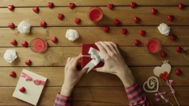 Genç adamın etiket soru işareti ile tatil hediye boxi, üstten görünüm mevcut olarak alır