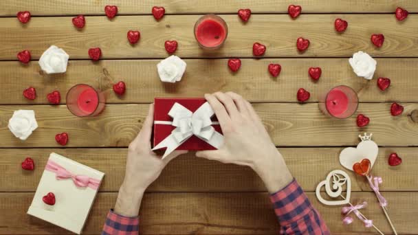 De mens krijgt fidget spinner als valentine gift van de dag, bovenaanzicht — Stockvideo