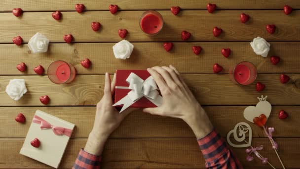Hombre adulto se pone nervioso spinner como regalo de San Valentín, vista superior — Vídeo de stock