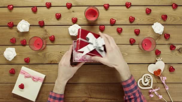 De mens krijgt lege aanwezig doos als gift van de dag van de Valentijnskaart, bovenaanzicht — Stockvideo