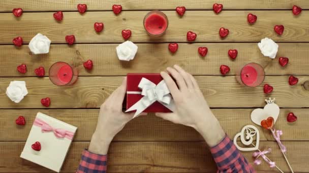 Triste hombre se vacía caja de regalo como regalo de San Valentín, vista superior — Vídeos de Stock