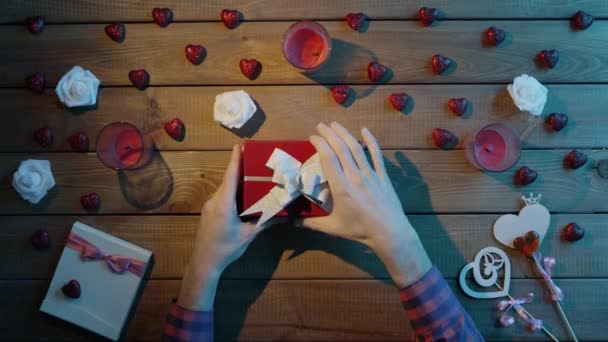 Felnőtt ember kap Öntapadó jegyzet szomorú arccal a holiday gift box, felülnézet — Stock videók