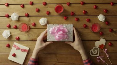 Yetişkin adam tatil hediye kutusu ahşap masa, üstten görünüm mevcut alır