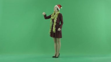 Genç bir Noel kadın yarı açık-yeşil ekranın sol tarafta bir büyük dokunmatik ekran üzerinde bir şey için arama