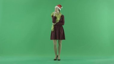 Genç bir Noel kadın yeşil ekranda düşünüyor