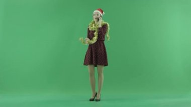 Yeşil ekran telefonda konuşurken bir kadın Noel
