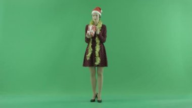 Genç bir kadın için bir Noel hediyesi yeşil ekranda arıyor