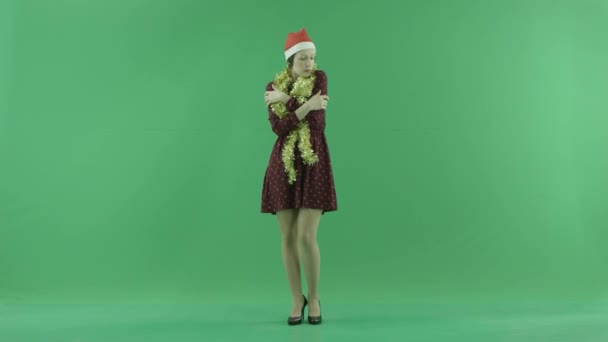 一个年轻的圣诞节女孩在绿色的屏幕上感到寒冷 — 图库视频影像