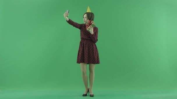 Una giovane donna sta facendo selfie con il suo regalo sullo schermo verde — Video Stock