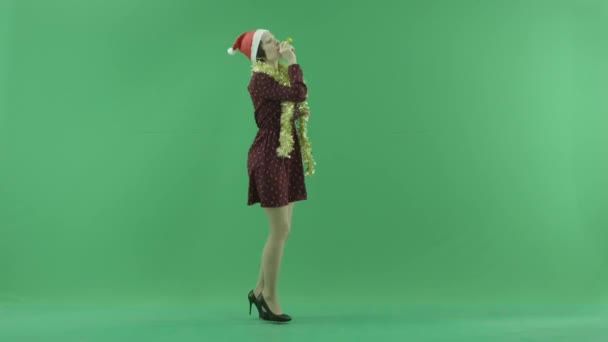 Eine junge Frau tanzt auf der rechten Seite der grünen Leinwand — Stockvideo