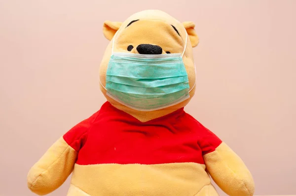 Winnie Pooh Beer Met Gezichtsmasker — Stockfoto