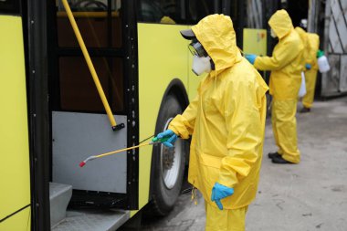 Lviv, Ukrayna, 03 Mart 2020. İşçiler otobüs durağına vardıktan sonra bir tramvayı dezenfekte ettiler. İlk Coronavirus Covid-19 vakası Ukrayna 'da doğrulandı..