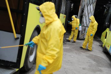 Lviv, Ukrayna, 03 Mart 2020. İşçiler otobüs durağına vardıktan sonra bir tramvayı dezenfekte ettiler. İlk Coronavirus Covid-19 vakası Ukrayna 'da doğrulandı..