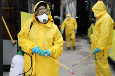 Lviv, Ukrayna, 03 Mart 2020. İşçiler otobüs durağına vardıktan sonra bir tramvayı dezenfekte ettiler. İlk Coronavirus Covid-19 vakası Ukrayna 'da doğrulandı..