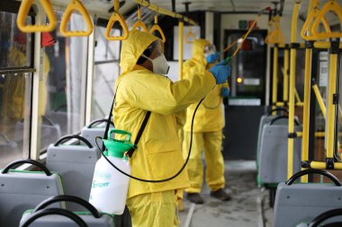 Lviv, Ukrayna, 03 Mart 2020. İşçiler otobüs durağına vardıktan sonra bir tramvayı dezenfekte ettiler. İlk Coronavirus Covid-19 vakası Ukrayna 'da doğrulandı..