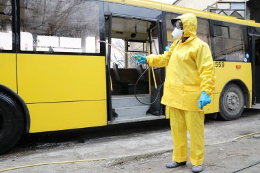 Lviv, Ukrayna, 03 Mart 2020. İşçiler otobüs durağına vardıktan sonra bir tramvayı dezenfekte ettiler. İlk Coronavirus Covid-19 vakası Ukrayna 'da doğrulandı..