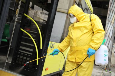 Lviv, Ukrayna, 03 Mart 2020. İşçiler otobüs durağına vardıktan sonra bir tramvayı dezenfekte ettiler. İlk Coronavirus Covid-19 vakası Ukrayna 'da doğrulandı..