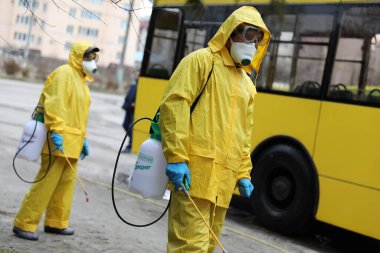 Lviv, Ukrayna, 03 Mart 2020. İşçiler otobüs durağına vardıktan sonra bir tramvayı dezenfekte ettiler. İlk Coronavirus Covid-19 vakası Ukrayna 'da doğrulandı..