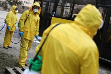 Lviv, Ukrayna, 03 Mart 2020. İşçiler otobüs durağına vardıktan sonra bir tramvayı dezenfekte ettiler. İlk Coronavirus Covid-19 vakası Ukrayna 'da doğrulandı..