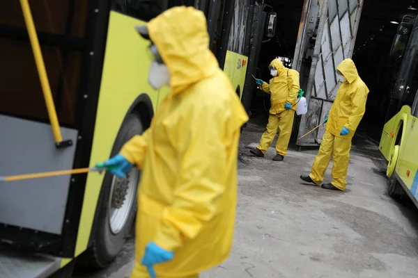 Lviv, Ukrayna, 03 Mart 2020. İşçiler otobüs durağına vardıktan sonra bir tramvayı dezenfekte ettiler. İlk Coronavirus Covid-19 vakası Ukrayna 'da doğrulandı..