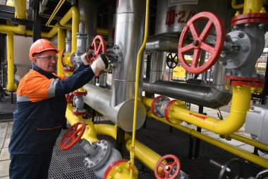 Derzhiv, Ukrayna, 8 Mart 2018. Benzin istasyonu çalışanı gaz vanasını kontrol ediyor.