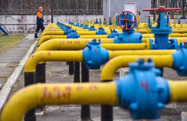 Derzhiv, Ukrayna, 8 Mart 2018. Benzin istasyonu çalışanı gaz vanasını kontrol ediyor.