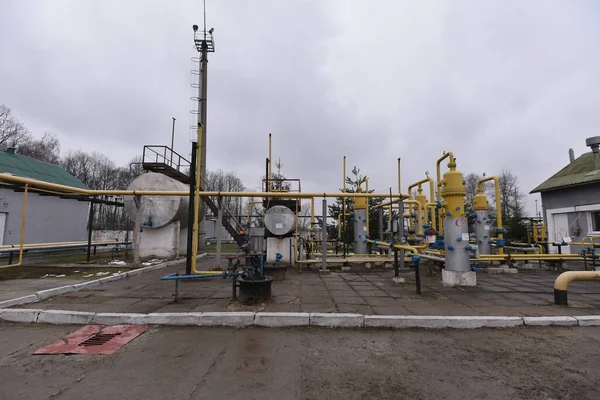 Derzhiv, Ukrayna, 8 Mart 2018. Benzin istasyonu çalışanı gaz vanasını kontrol ediyor.