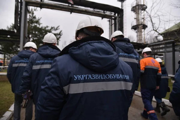 Держив Україна Березня 2018 Працівник Газового Заводу Контролює Газовий Клапан — стокове фото