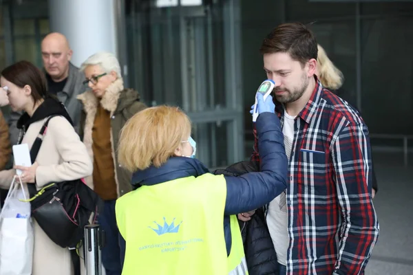 Lavoratori Aeroportuali Guardie Frontiera Controllano Temperature Corporee Dei Passeggeri Arrivo — Foto Stock