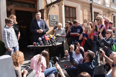 Lviv, Ukrayna, 11 Eylül 2017. Eski Gürcistan cumhurbaşkanı ve eski Odesa Valisi Mikhail Saakashvili Lviv şehir merkezinde düzenlediği basın toplantısında gazetecilere konuştu.