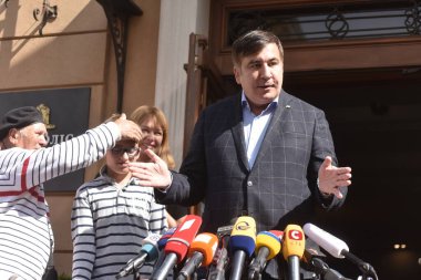 Lviv, Ukrayna, 11 Eylül 2017. Eski Gürcistan cumhurbaşkanı ve eski Odesa Valisi Mikhail Saakashvili Lviv şehir merkezinde düzenlediği basın toplantısında gazetecilere konuştu.
