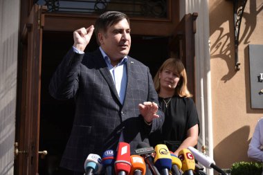 Lviv, Ukrayna, 11 Eylül 2017. Eski Gürcistan cumhurbaşkanı ve eski Odesa Valisi Mikhail Saakashvili Lviv şehir merkezinde düzenlediği basın toplantısında gazetecilere konuştu.