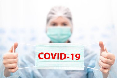 Özel süitte, hastanede koronavirüsün (COVID-19) önleyici ölçüsü olarak bir yüz maskesi bulunur..