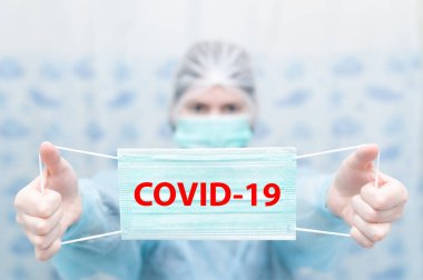 Özel süitte, hastanede koronavirüsün (COVID-19) önleyici ölçüsü olarak bir yüz maskesi bulunur..