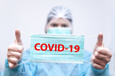 Özel süitte, hastanede koronavirüsün (COVID-19) önleyici ölçüsü olarak bir yüz maskesi bulunur..