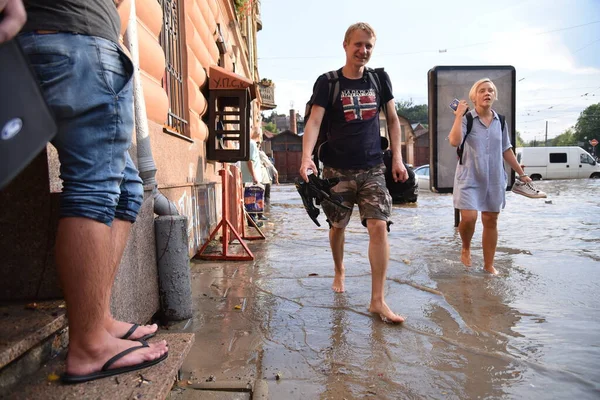 Львов Украина Августа 2018 Года Люди Ходят Воде После Сильного — стоковое фото