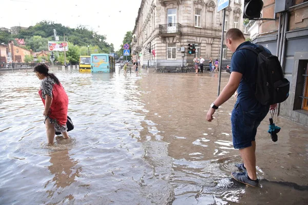 Львов Украина Августа 2018 Года Люди Ходят Воде После Сильного — стоковое фото