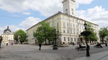Lviv, Ukrayna, 8 Mayıs 2020. Coronavirus karantinası sırasında Lviv 'deki boş şehir meydanı. 