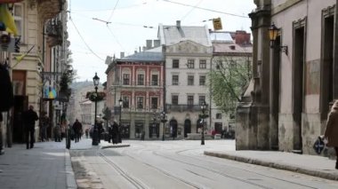 Lviv, Ukrayna, 8 Mayıs 2020. Coronavirus karantinası sırasında Lviv 'deki boş şehir meydanı. 