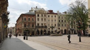 Lviv, Ukrayna, 8 Mayıs 2020. Coronavirus karantinası sırasında Lviv 'deki boş şehir meydanı. 