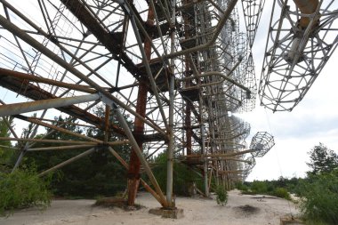 Duga bir Sovyet radar sistemi (OTH) idi. Çernobil 'de askeri anten.