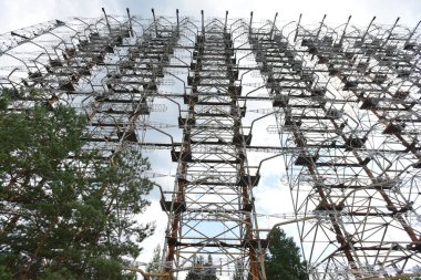 Duga bir Sovyet radar sistemi (OTH) idi. Çernobil 'de askeri anten.
