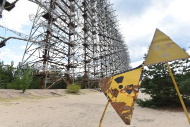 Duga bir Sovyet radar sistemi (OTH) idi. Çernobil 'de askeri anten.