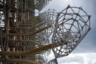 Duga bir Sovyet radar sistemi (OTH) idi. Çernobil 'de askeri anten.